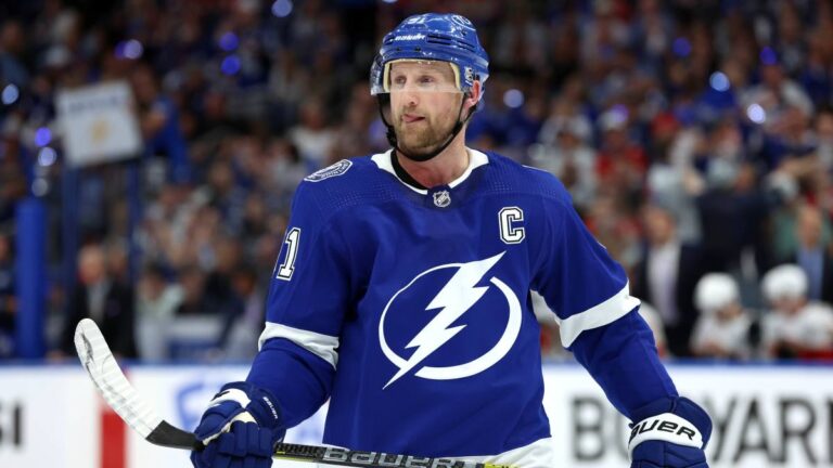 Breaking news: Red wings reportedly announced the signing of Steven Stamkos and John Gibson.