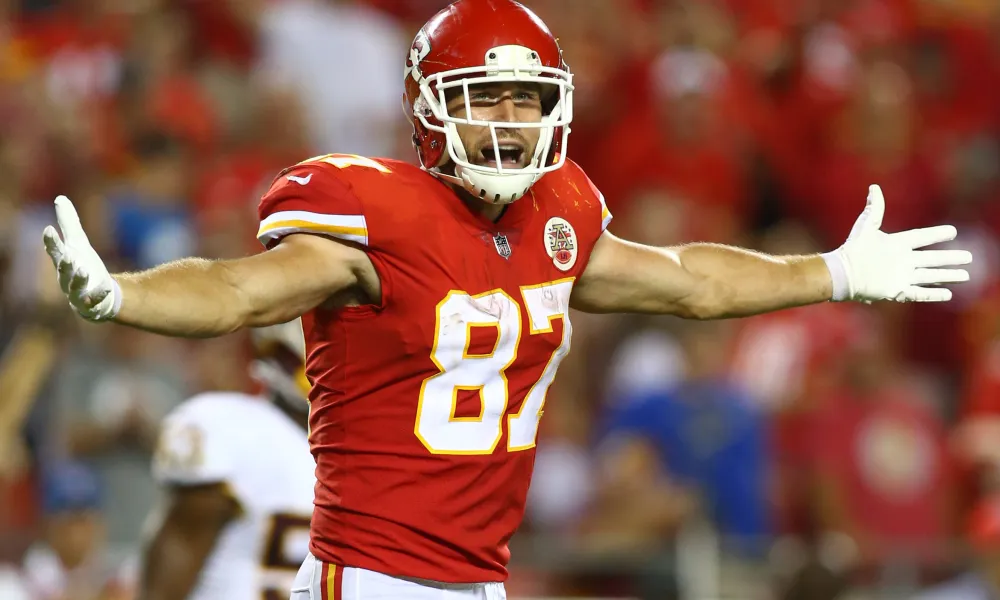 *Travis Kelce’s Jaw-Dropping Lateral Stuns Chiefs Fans as Mahomes Delivers Candid Reaction